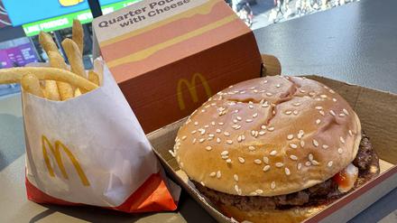 USA, New York: Ein McDonald’s Quarter Pounder Burger und Pommes am New Yorker Times Square.