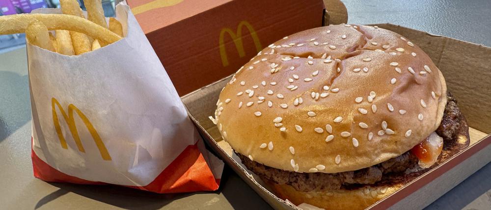 USA, New York: Ein McDonald’s Quarter Pounder Burger und Pommes am New Yorker Times Square.