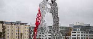 Polizisten entfernen ein Banner mit dem Slogan „3. Weltkrieg verweigern keine Mittelstreckenraketen in Deutschland keine Eurofighter in Kurdistan“ das Aktivisten der Jugendkommune Berlin auf der Skulptur Molecule Man in der Spree angebracht hatten. 