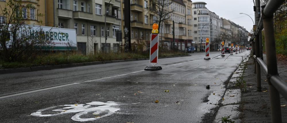 Aktivisten der Gruppe „Sand im Getriebe“ haben auf der Berliner Allee symbolisch einen Pop-up-Radweg angelegt.
