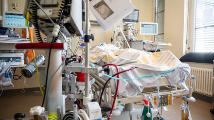 In einem Zimmer der Intensivstation wird ein Patient mit einem schweren Covid-19 Krankheitsverlauf behandelt. 