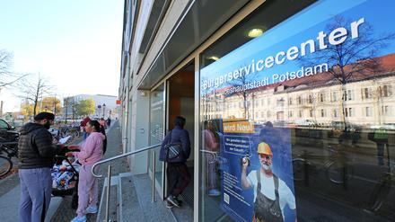 Beim Bürgerservice Potsdam warten die Menschen lange auf freie Termine.