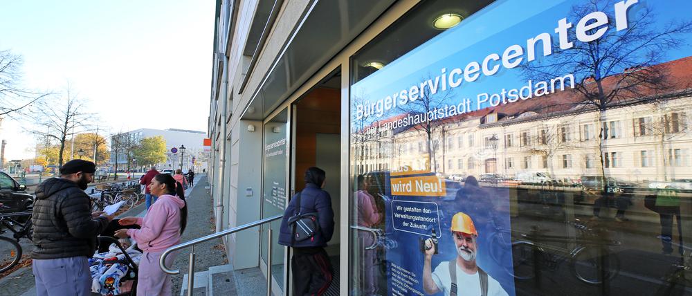 Beim Bürgerservice Potsdam warten die Menschen lange auf freie Termine.