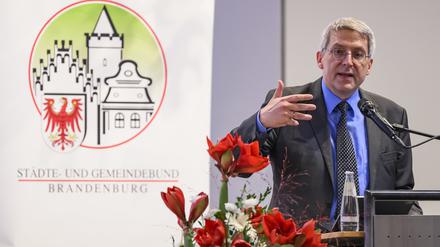 Oliver Hermann (parteilos), Bürgermeister von Wittenberge und Präsident des Städte- und Gemeindebundes Brandenburg, spricht auf der Mitgliederversammlung 2024 des Städte- und Gemeindebundes Brandenburg. 