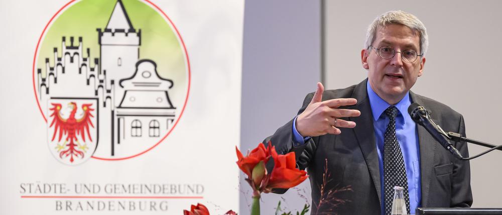 Oliver Hermann (parteilos), Bürgermeister von Wittenberge und Präsident des Städte- und Gemeindebundes Brandenburg, spricht auf der Mitgliederversammlung 2024 des Städte- und Gemeindebundes Brandenburg. 