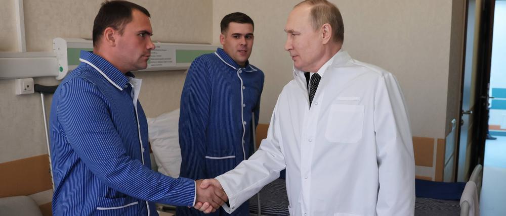 Diese Verwundeten haben Anspruch auf eine Entschädigung aus Moskau, das hatte Putin – hier Ende Mai 2022 mit verwundeten Soldaten in einer Klink in Moskau – zu Kriegsbeginn zugesichert.