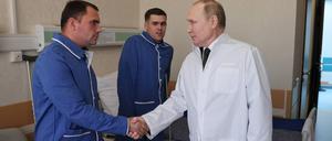 Diese Verwundeten haben Anspruch auf eine Entschädigung aus Moskau, das hatte Putin – hier Ende Mai 2022 mit verwundeten Soldaten in einer Klink in Moskau – zu Kriegsbeginn zugesichert. 