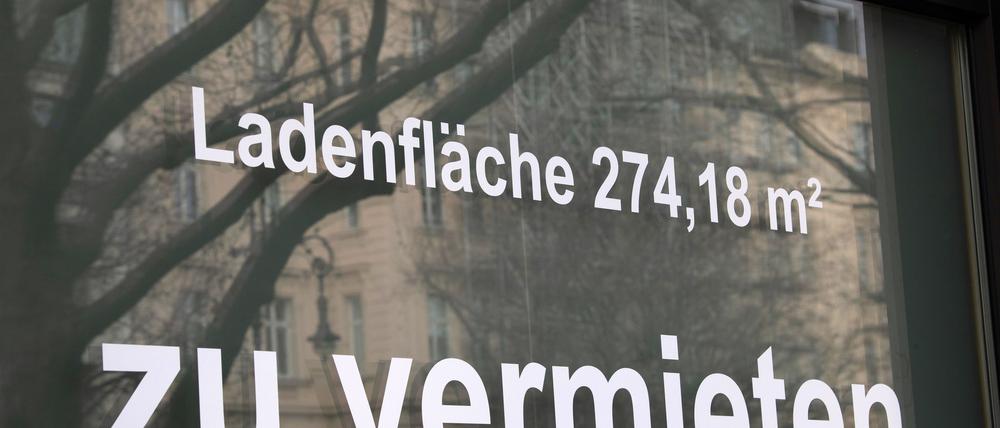 „Ladenfläche zu vermieten“ steht auf einem Plakat an einem Fenster eines geschlossenen Geschäftes am Kurfürstendamm.