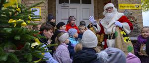 Weihnachtsmann steht mit Kindern vor dem Weihnachtspostamt. Knapp sechs Wochen vor Heiligabend hat der Weihnachtsmann im brandenburgischen Himmelpfort wieder seine Wunschzettel-Filiale eröffnet.