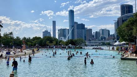 Ein Freibad für alle – und das vor der Skyline des Central Business Districts.