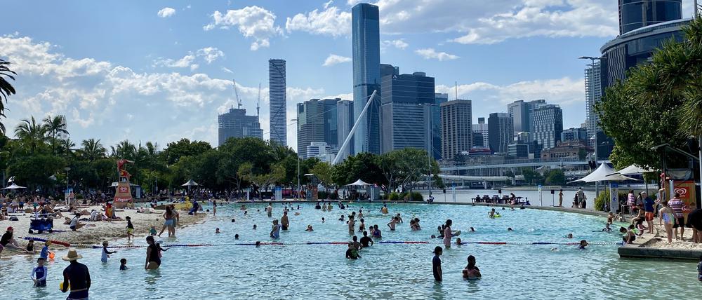 Ein Freibad für alle – und das vor der Skyline des Central Business Districts.