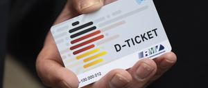 Ein Mann hält ein Deutschlandticket in der Hand. 13 Millionen Deutsche besitzen das ÖPNV-Abo.