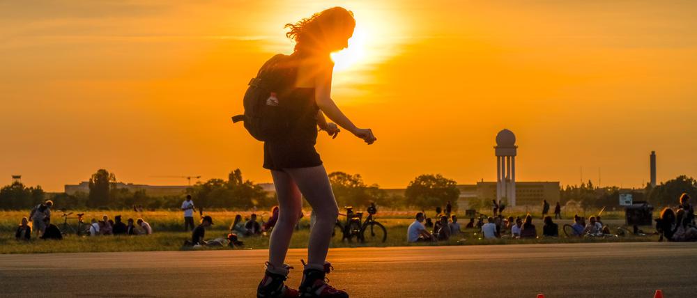 Rollschuhlaufen auf dem Tempelhofer Feld. 