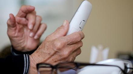 Die Polizei warnt vor Trickbetrügern, die sich am Telefon als Beamte ausgeben. (Symbolbild)