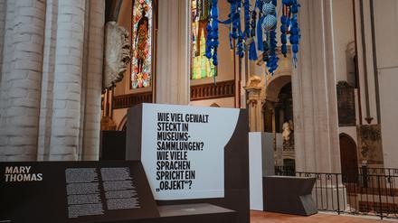 Um eine neue Erinnerungskultur in der Stadt ging es der Dekoloniale: Der Künstler Percy Nii Nortey hat aus diesem Anlass die Kirchenfenster der Nikolaikirche mit Stoffcollagen umgestaltet.