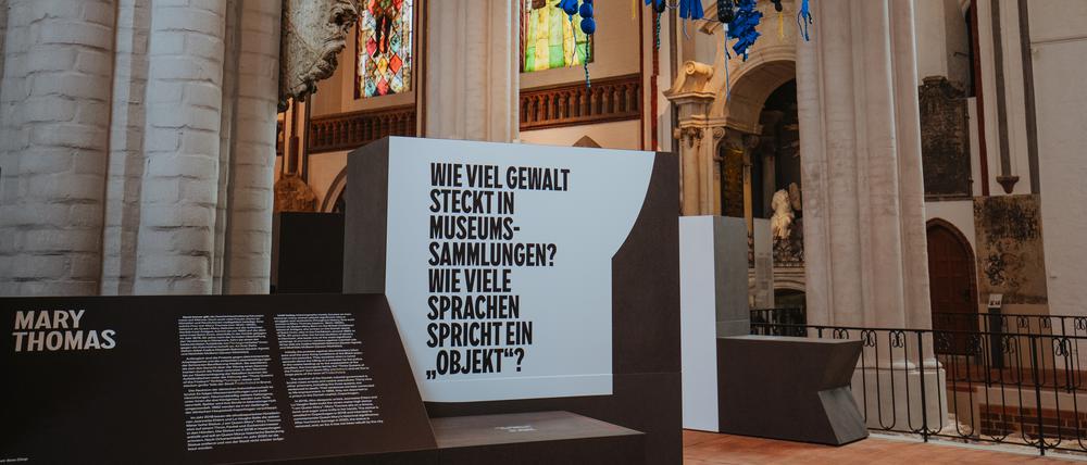Um eine neue Erinnerungskultur in der Stadt ging es der Dekoloniale: Der Künstler Percy Nii Nortey hat aus diesem Anlass die Kirchenfenster der Nikolaikirche mit Stoffcollagen umgestaltet.