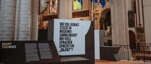 Um eine neue Erinnerungskultur in der Stadt ging es der Dekoloniale: Der Künstler Percy Nii Nortey hat aus diesem Anlass die Kirchenfenster der Nikolaikirche mit Stoffcollagen umgestaltet.