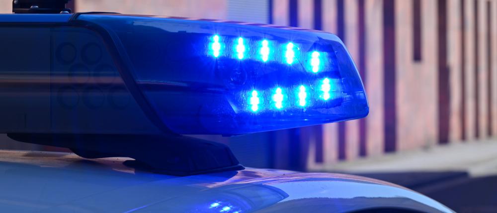 Ein Polizeifahrzeug fährt mit Blaulicht durch die Potsdamer Innenstadt.