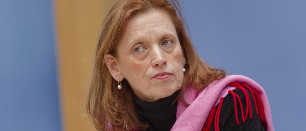 2024-02-02, Deutschland, Berlin: Karin Prien bei der Bundespressekonferenz zur Verständigung von Bund und Ländern zum Startchancen-Programm.