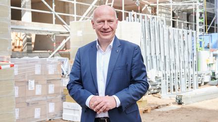Kai Wegner (CDU), Regierender Bürgermeister Berlin, steht auf einer Baustelle eines Neubauprojekts der Degewo am Halleschen Ufer. 