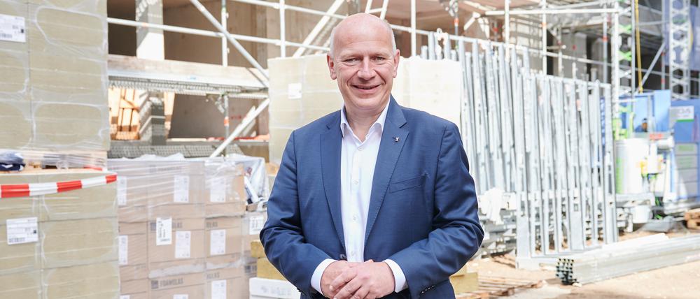 Kai Wegner (CDU), Regierender Bürgermeister Berlin, steht auf einer Baustelle eines Neubauprojekts der Degewo am Halleschen Ufer.
