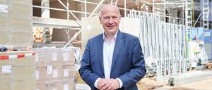 Kai Wegner (CDU), Regierender Bürgermeister Berlin, steht auf einer Baustelle eines Neubauprojekts der Degewo am Halleschen Ufer. 