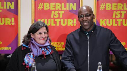  Berlins Kultursenator Joe Chialo (r, CDU) lacht während einer Pressekonferenz neben Cagla Ilk, die ab dem Jahr 2026 neue Intendantin des Maxim-Gorki-Theaters werden soll. 