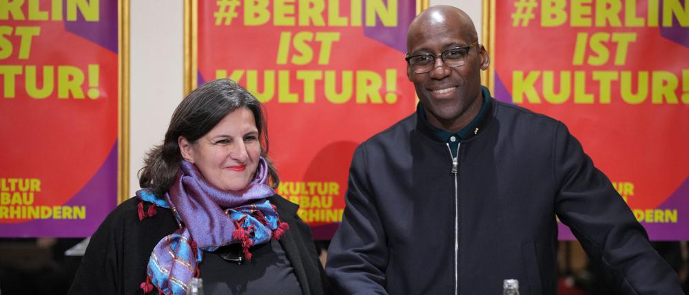Berlins Kultursenator Joe Chialo (r, CDU) lacht während einer Pressekonferenz neben Cagla Ilk, die ab dem Jahr 2026 neue Intendantin des Maxim-Gorki-Theaters werden soll.