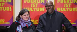  Berlins Kultursenator Joe Chialo (r, CDU) lacht während einer Pressekonferenz neben Cagla Ilk, die ab dem Jahr 2026 neue Intendantin des Maxim-Gorki-Theaters werden soll. 
