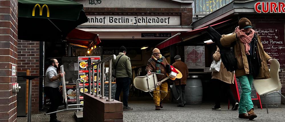 Der „Vorplatz“ des S-Bahnhofs Zehlendorf: Hier gab es die McDonald’s-Filiale noch.
