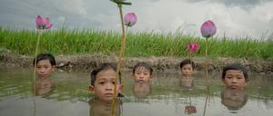 Filmstill aus der Arbeit „First Rain, Brise Solei“ von Thao Nguyen Phan. 