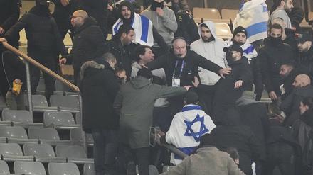 Fans streiten auf der Tribüne im Stade de France von Paris.