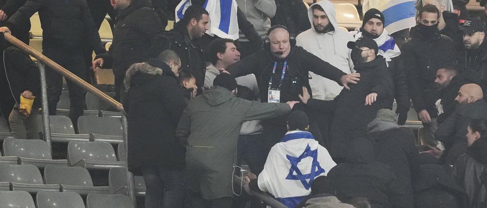 Fans streiten auf der Tribüne im Stade de France von Paris.