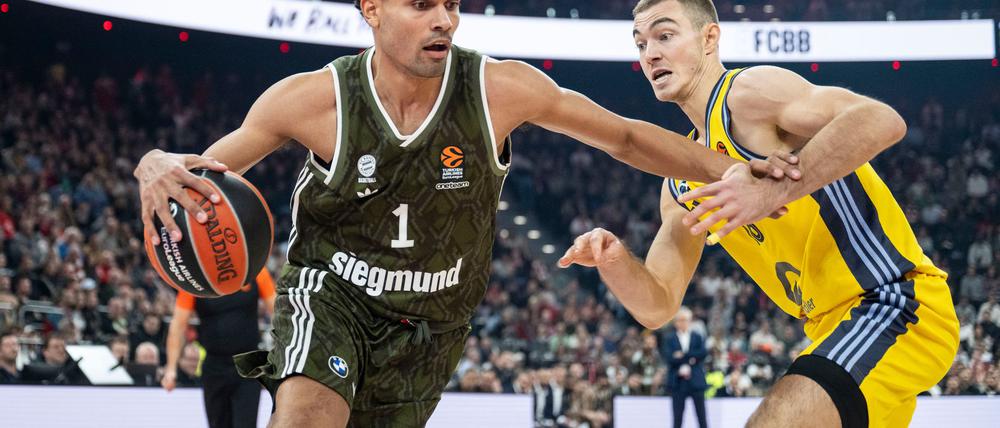 Der Ex-Berliner Oscar da Silva im Duell mit Albas Ziga Samar