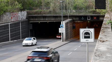 Autos fahren an der Zufahrt Potsdamer Platz in den Tiergartentunnel. 
