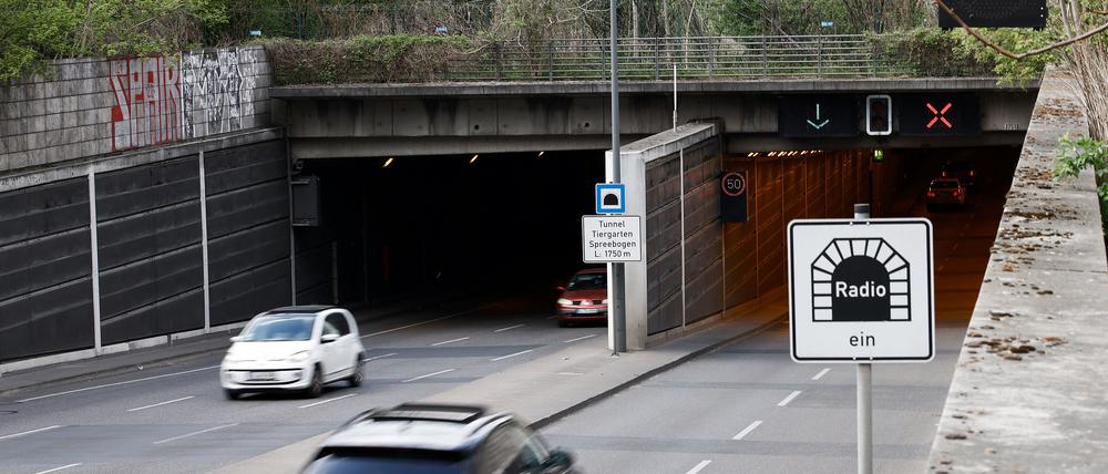 Autos fahren an der Zufahrt Potsdamer Platz in den Tiergartentunnel.