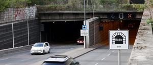 ARCHIV - 24.04.2022, Berlin: Autos fahren an der Zufahrt Potsdamer Platz in den Tiergartentunnel. Der Tiergartentunnel wird ab 25.04.2022 für fünf Tage gesperrt. Betroffen sind beide Fahrtrichtungen. (zu dpa: «Tiergartentunnel Richtung Süden vorerst geschlossen») Foto: Carsten Koall/dpa +++ dpa-Bildfunk +++