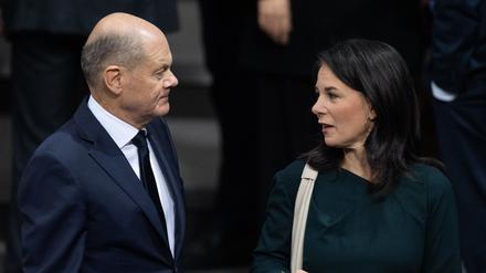 Künftige Kontrahenten: Noch-Bundeskanzler Olaf Scholz (SPD) und Noch-Außenministerin Annalena Baerbock (Grünen) bei einem aktuellen Gespräch im Bundestag.