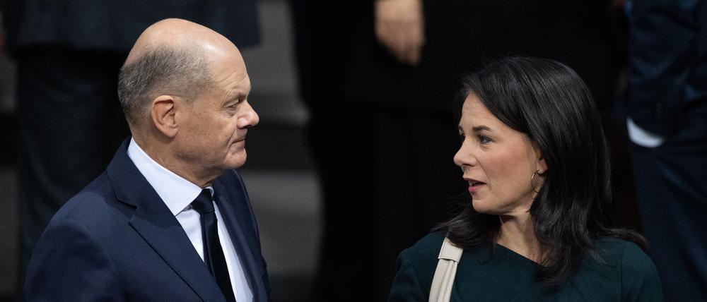 Bundeskanzler Olaf Scholz (SPD, l) hat den Äußerungen von Außenministerin Annalena Baerbock (Bündnis 90/Die Grünen), widersprochen. Jetzt sei nicht der Zeitpunkt, über die Zeit nach einem Waffenstillstand zu spekulieren.