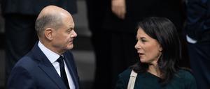 Bundeskanzler Olaf Scholz (SPD, l) hat den Äußerungen von Außenministerin Annalena Baerbock (Bündnis 90/Die Grünen), widersprochen. Jetzt sei nicht der Zeitpunkt, über die Zeit nach einem Waffenstillstand zu spekulieren.