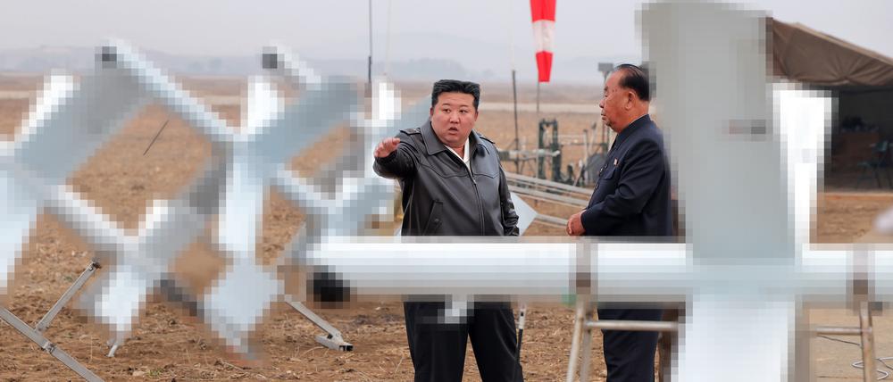 Die von der staatlichen nordkoreanischen Nachrichtenagentur KCNA am 15.11.2024 zur Verfügung gestellte Aufnahme zeigt nach Angaben von KCNA Kim Jong Un, Machthaber in Nordkorea, beim Besuch eines Drohnentests.