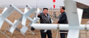 Die von der staatlichen nordkoreanischen Nachrichtenagentur KCNA am 15.11.2024 zur Verfügung gestellte Aufnahme zeigt nach Angaben von KCNA Kim Jong Un, Machthaber in Nordkorea, beim Besuch eines Drohnentests.