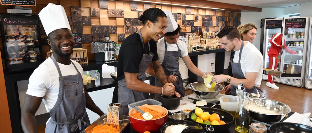 Die Profis des FC Liverpool stellen sich seit einigen Jahren auch gemeinsam mit Mona Nemmer in die Küche.