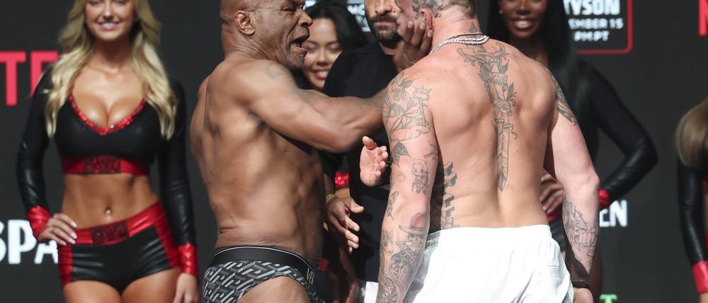 Nimm das. Mike Tyson (li.) gibt Jake Paul schon mal eine mit.