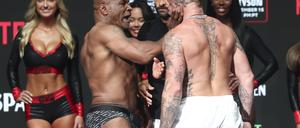 Nimm das. Mike Tyson (li.) gibt Jake Paul schon mal eine mit.
