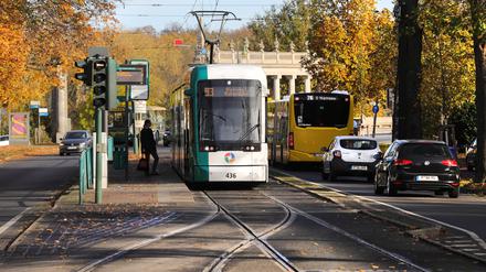 Haltestelle Glienicker Brücke Potsdam. In der Berliner Vorstadt wird im nächsten Jahr gebaut. Der Verkehrsbetrieb erhofft sich pünktlichere Busse und Trams. Der Bahnkundenverband kritisiert das Vorhaben.