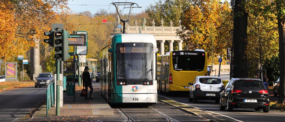 Haltestelle Glienicker Brücke Potsdam. In der Berliner Vorstadt wird im nächsten Jahr gebaut. Der Verkehrsbetrieb erhofft sich pünktlichere Busse und Trams. Der Bahnkundenverband kritisiert das Vorhaben.