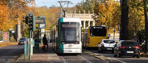 Haltestelle Glienicker Brücke Potsdam. In der Berliner Vorstadt wird im nächsten Jahr gebaut. Der Verkehrsbetrieb erhofft sich pünktlichere Busse und Trams. Der Bahnkundenverband kritisiert das Vorhaben.