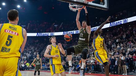 Die Berliner Spieler (in Gelb) wirkten häufiger nur wie Statisten, so auch in dieser Szene.
