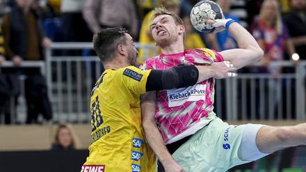 Matthias Gidsel (r.) und die Füchse wurde abrupt gestoppt.